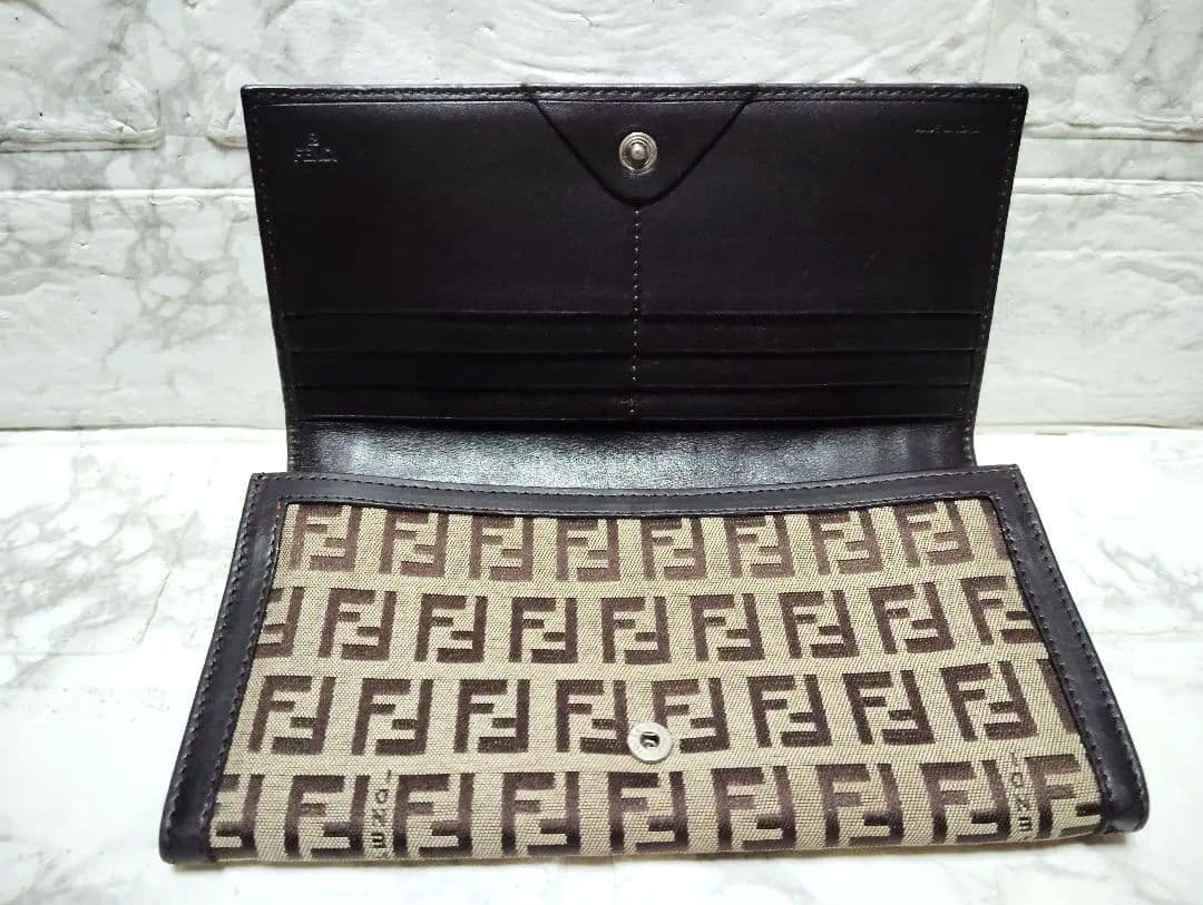美品　FENDI　フェンディ　長財布　２つ折り財布　ズッカ柄　総柄　ブラウン