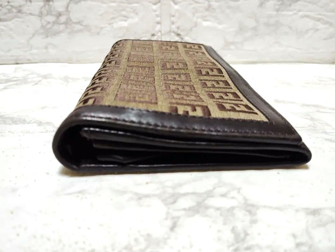 美品　FENDI　フェンディ　長財布　２つ折り財布　ズッカ柄　総柄　ブラウン