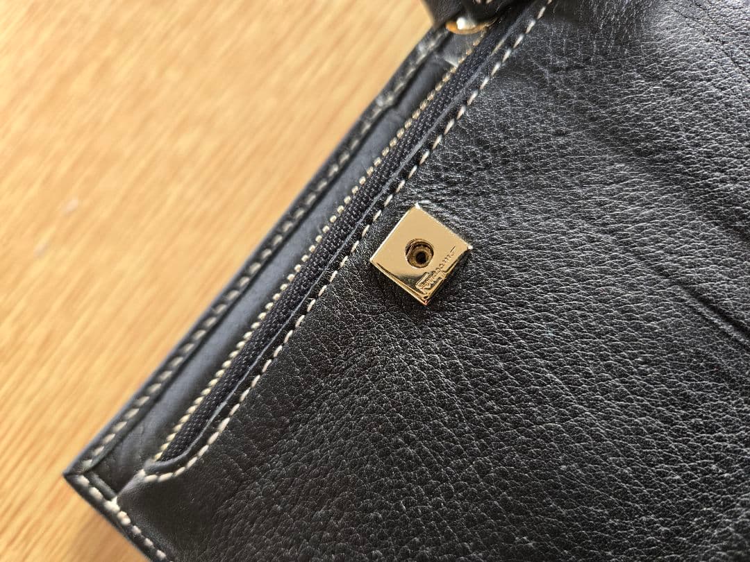 こに－‼️Salvatore Ferragamo黒革財布美品‼️