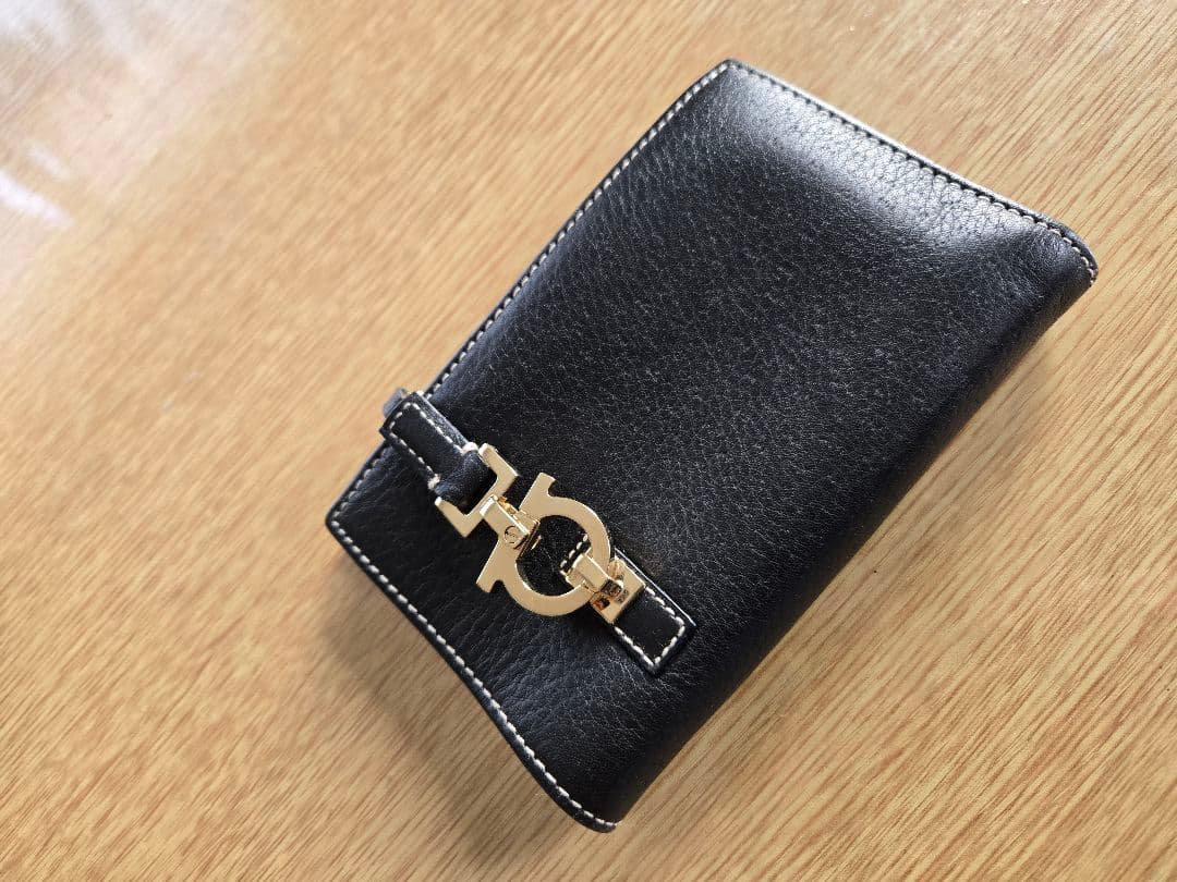 こに－‼️Salvatore Ferragamo黒革財布美品‼️