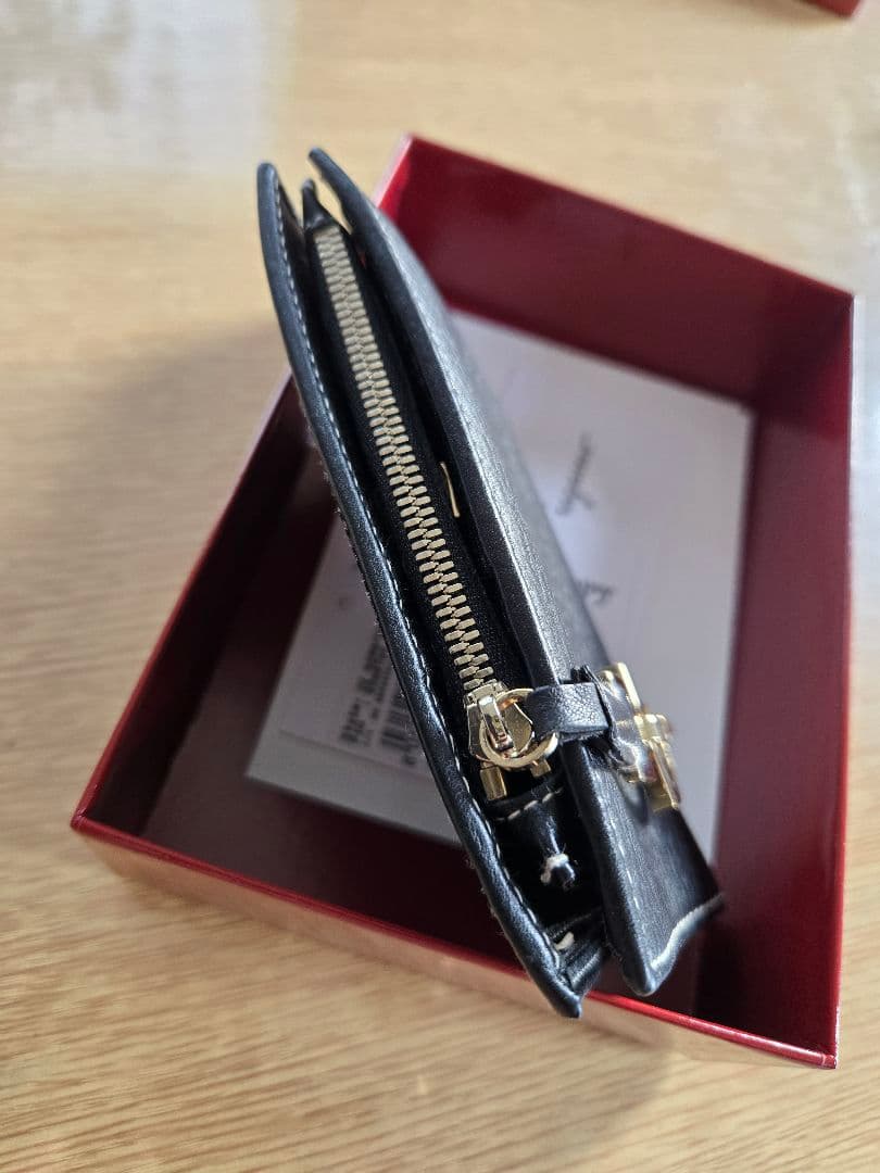 こに－‼️Salvatore Ferragamo黒革財布美品‼️