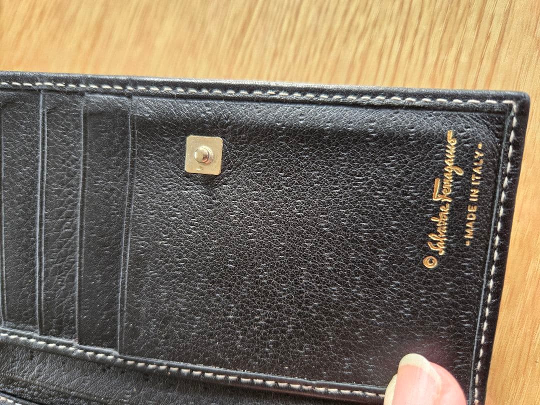 こに－‼️Salvatore Ferragamo黒革財布美品‼️