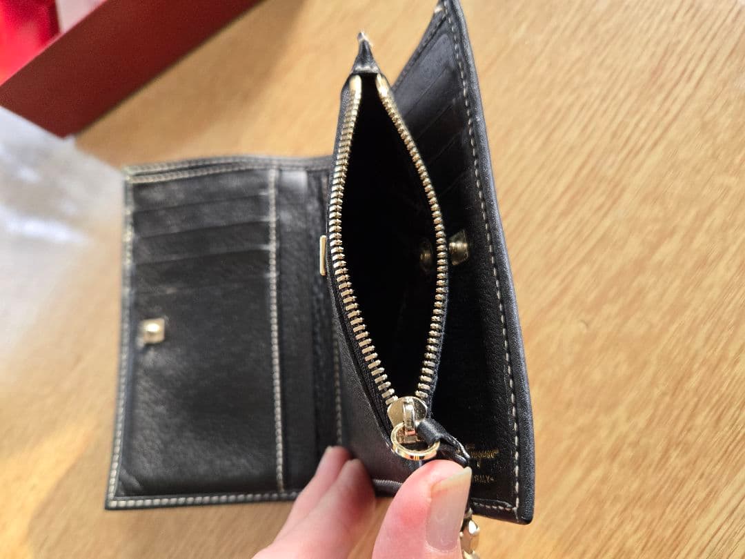 こに－‼️Salvatore Ferragamo黒革財布美品‼️