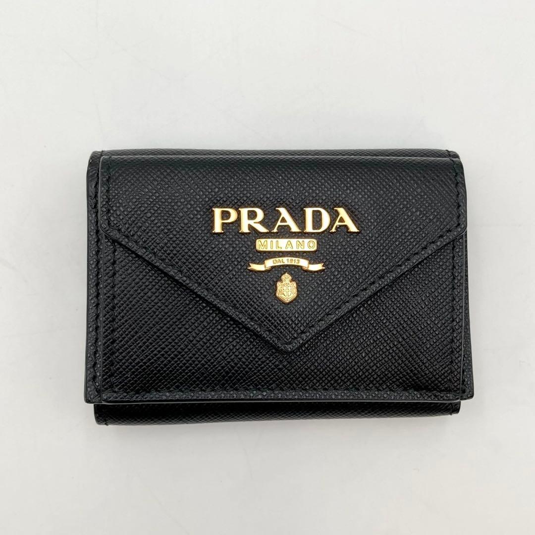 とーもー✨PRADA 三つ折り財布 黒 サフィアーノレザー メタルロゴ