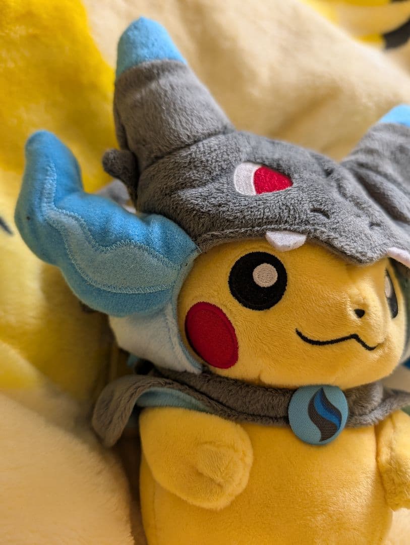メガリザードンXのポンチョを着たピカチュウ　ぬいぐるみ