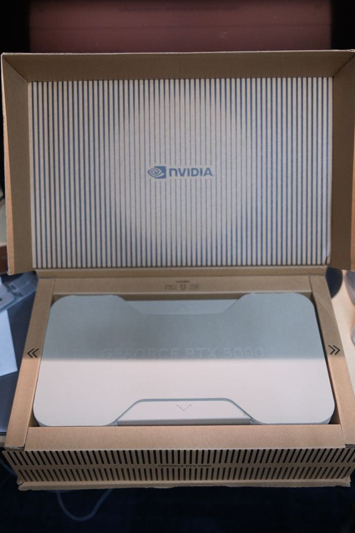 【新品】Nvidia RTX5090 Founders Edition【箱付き】