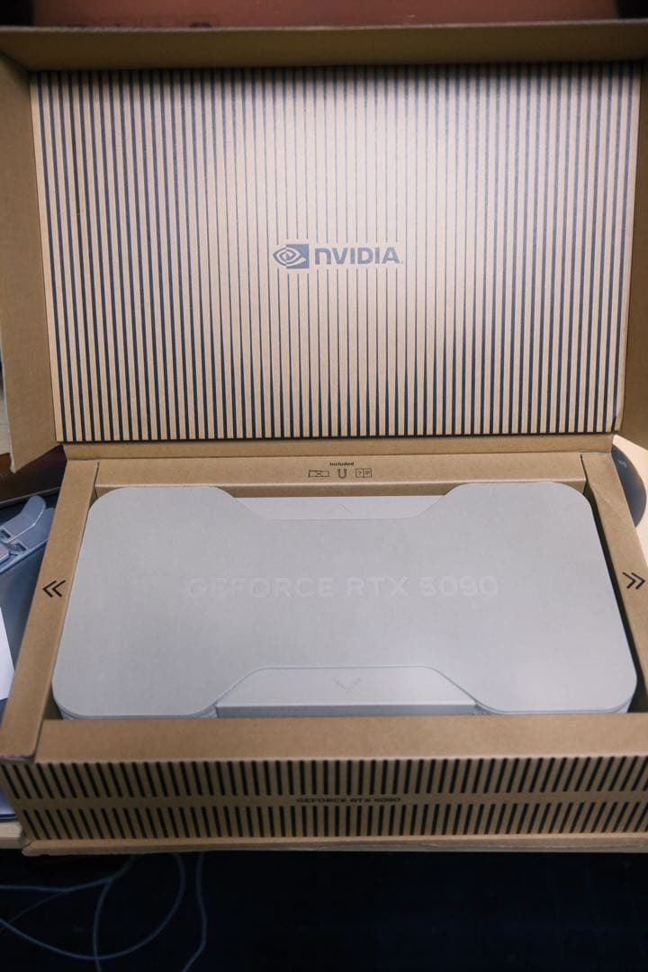 【新品】Nvidia RTX5090 Founders Edition【箱付き】