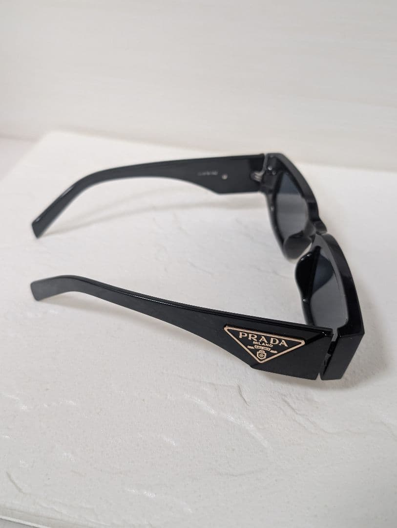 PRADA トライアングル ロゴ サングラス