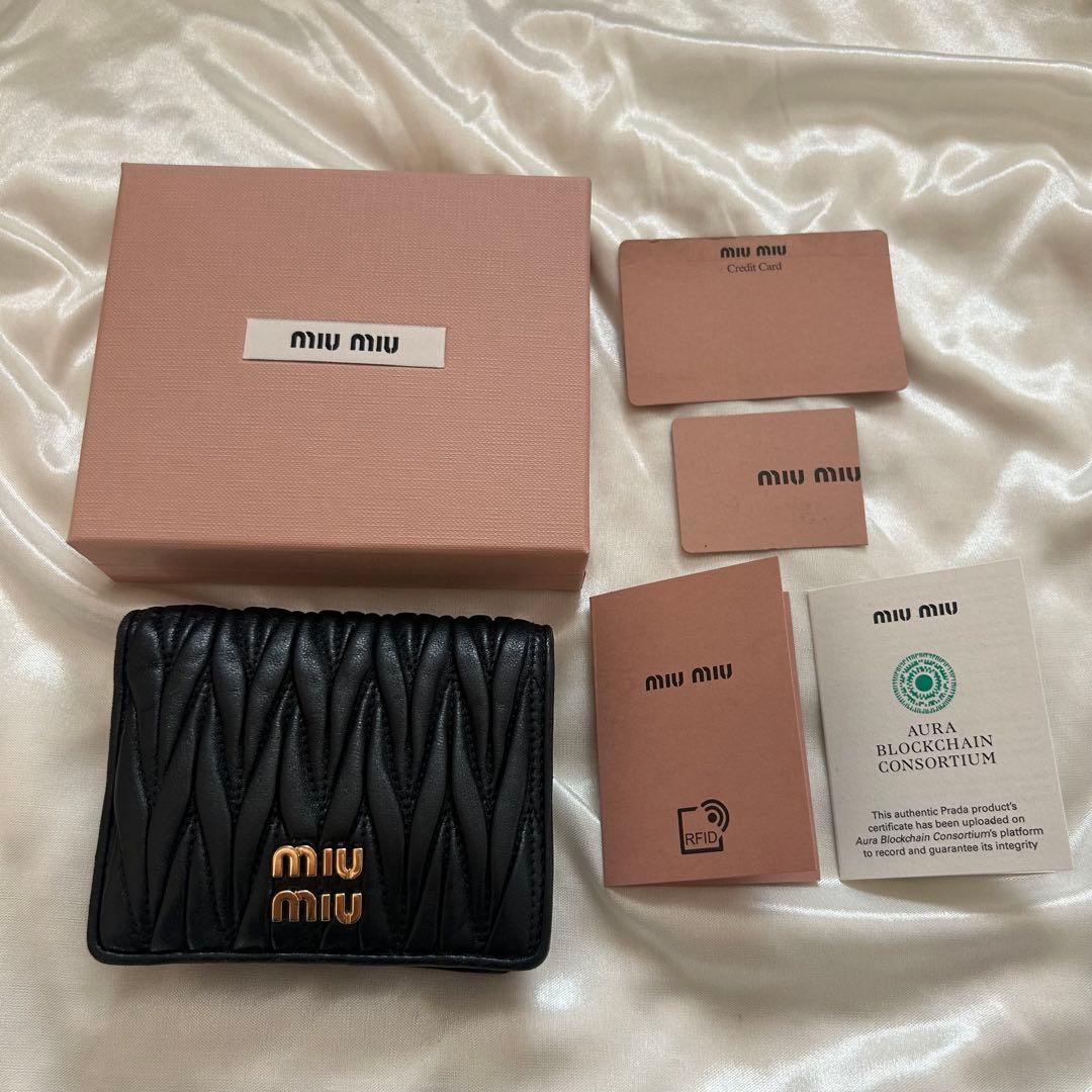 【超美品】MIU MIU マテラッセ　二つ折り配布　ブラック キルティング