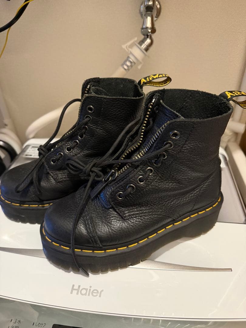 黒いレザーブーツ ジッパー付き厚底　ドクターマーチン