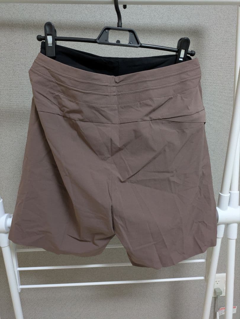 新品　On　 ハイブリットショーツ　タイツ付　ブラウン ショートパンツ