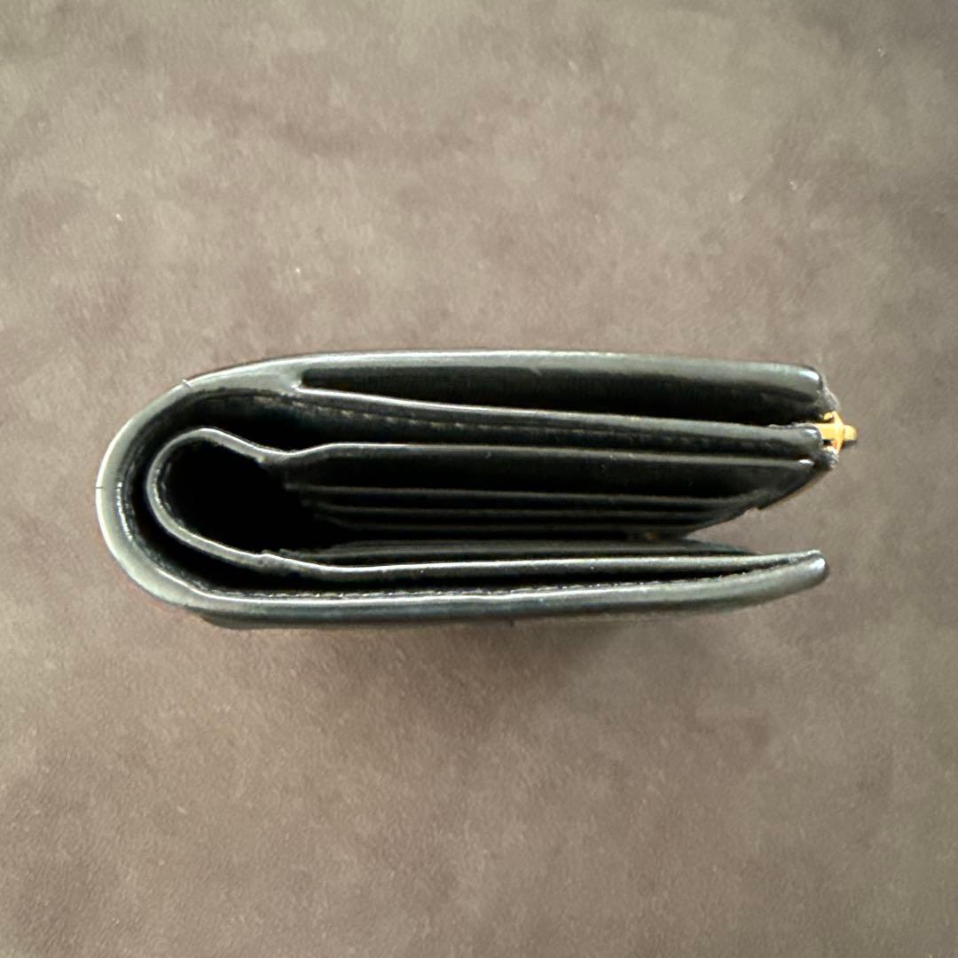 黒レザー二つ折り財布 ゴールドファスナー