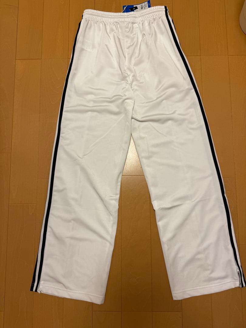 アディダスオリジナル　ジャージ素材パンツ