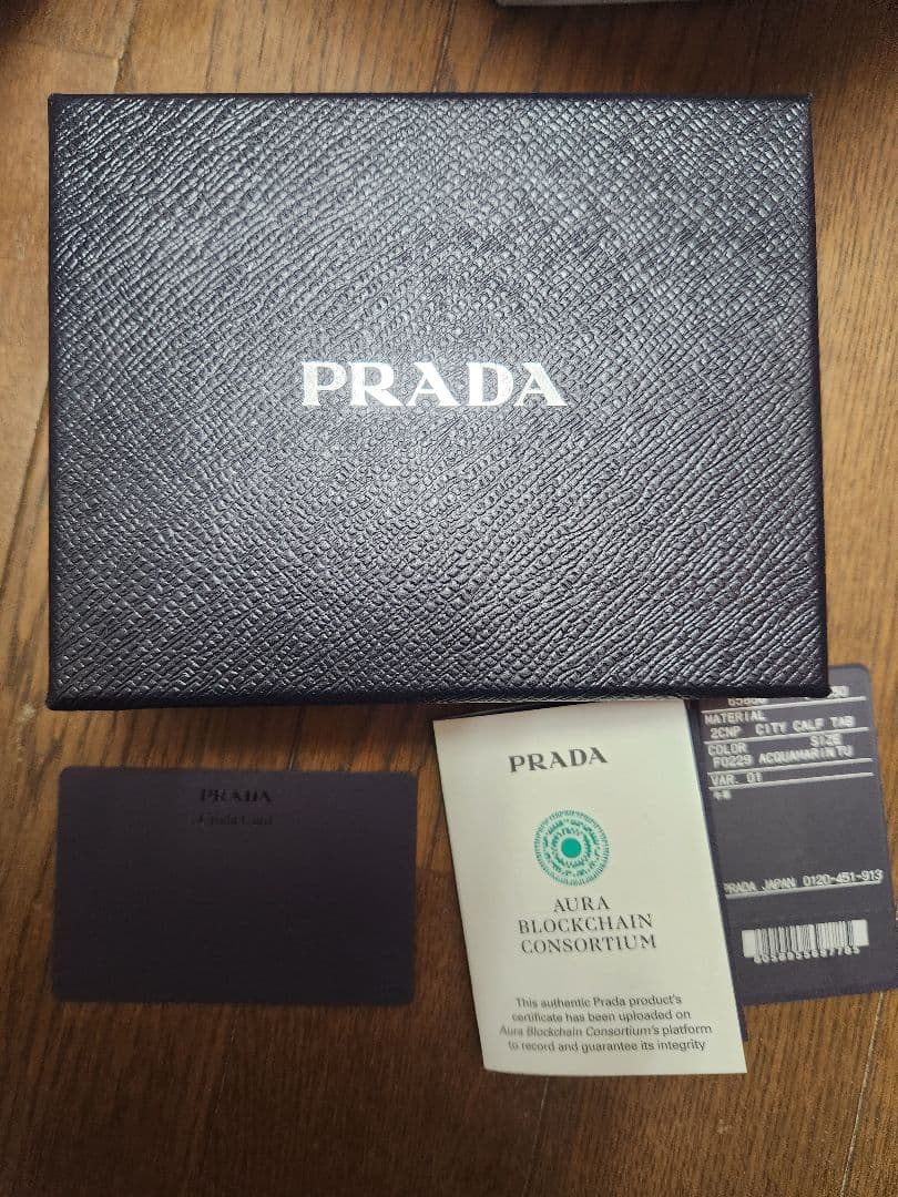 ⭐*︎様 本日23時までの価格PRADA 二つ折り財布 ミントグリーン