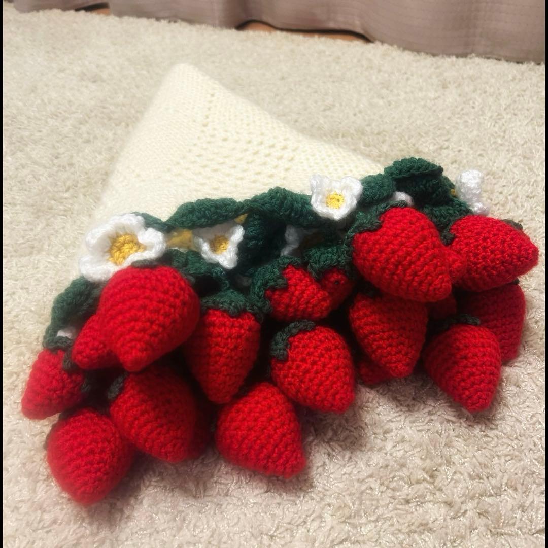 【週末値引き】花束ブランケット　大きいいちごブランケット　ハンドメイド110cm