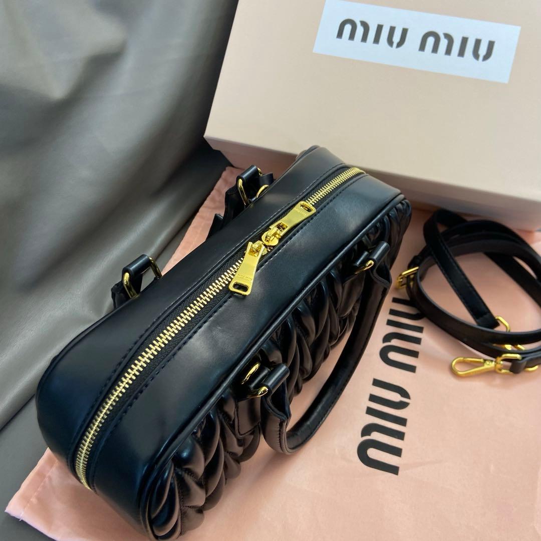 MIU MIU ブラックレザー ハンドバッグ