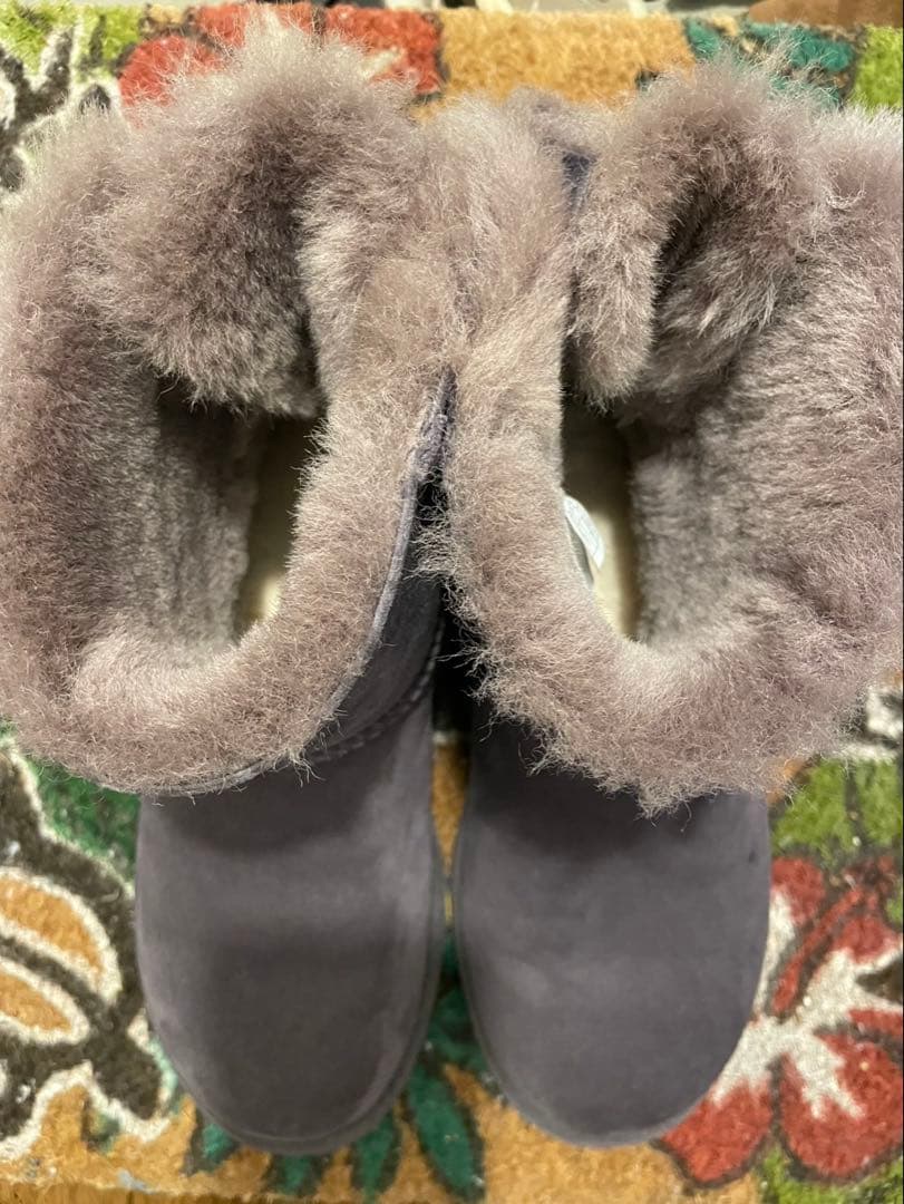 UGG リボン付きムートンブーツ ダークパープル