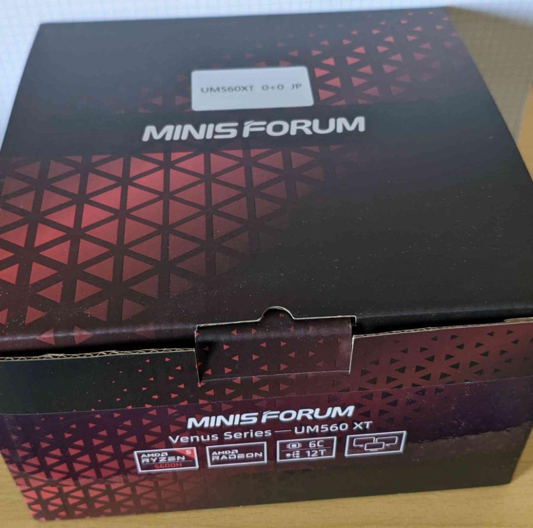 MINISFORUM UM560XT ミニPC