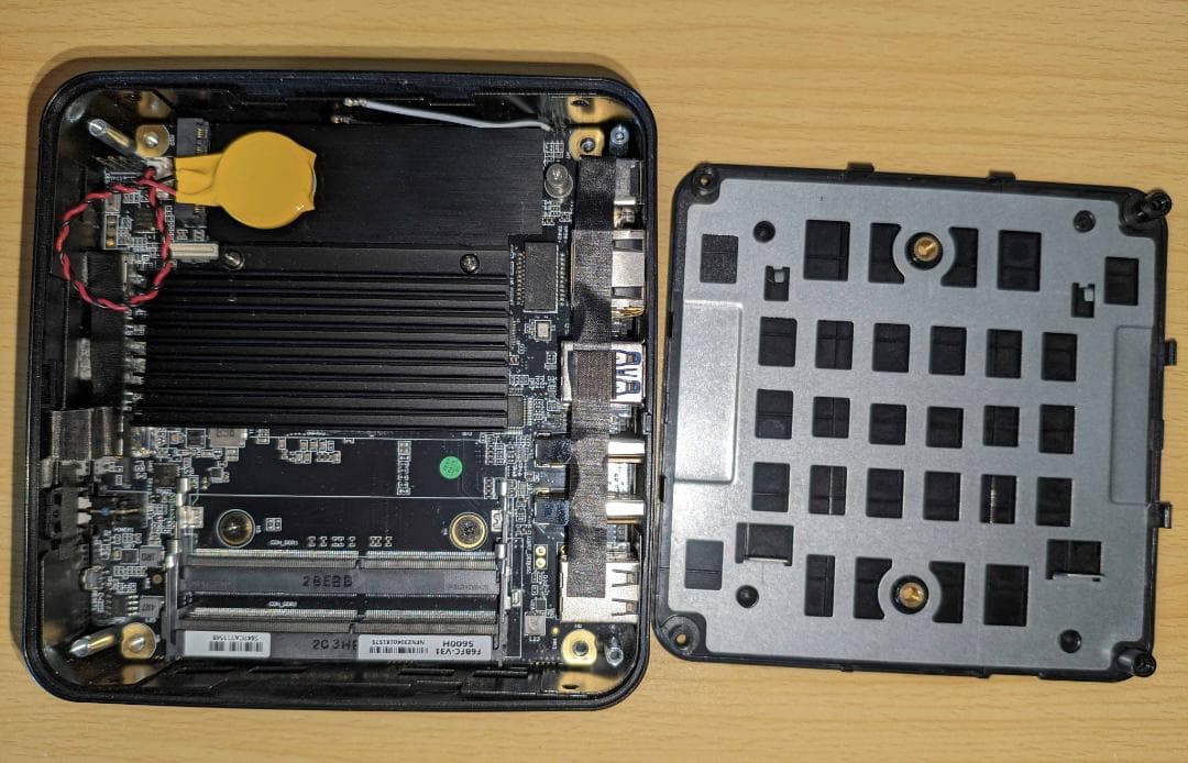 MINISFORUM UM560XT ミニPC