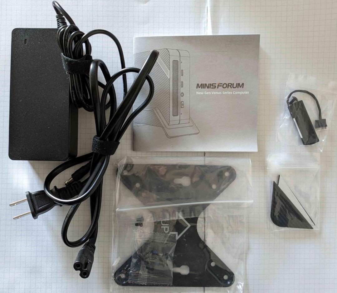 MINISFORUM UM560XT ミニPC