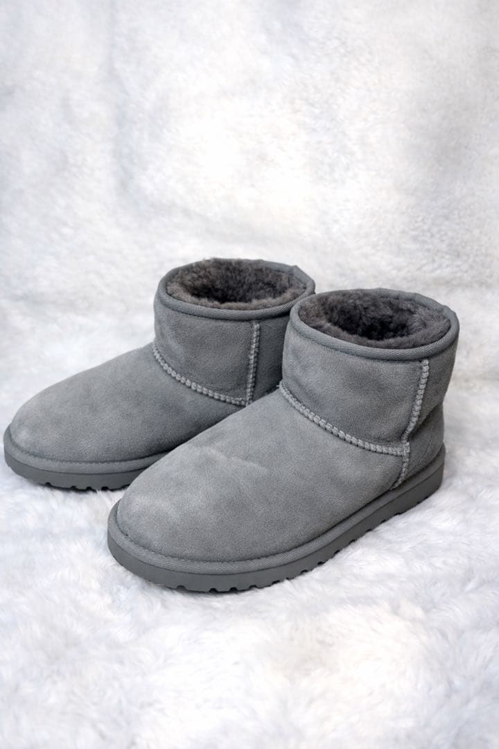 【極美品】UGG グレー ミニ丈ムートンブーツ