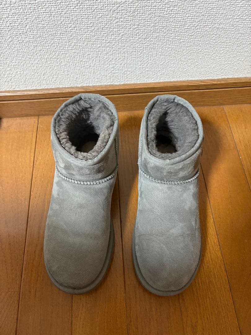 【極美品】UGG グレー ミニ丈ムートンブーツ
