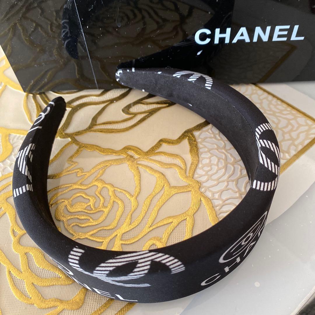 CHANEL ロゴ入り ブラックヘアバンド