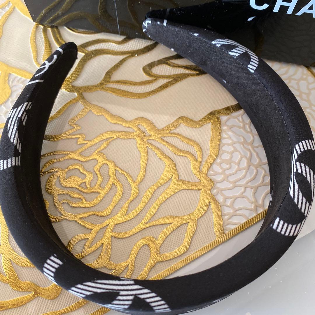 CHANEL ロゴ入り ブラックヘアバンド