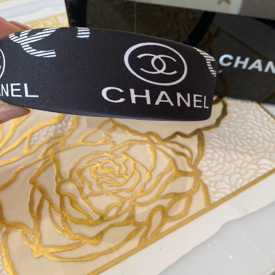 CHANEL ロゴ入り ブラックヘアバンド