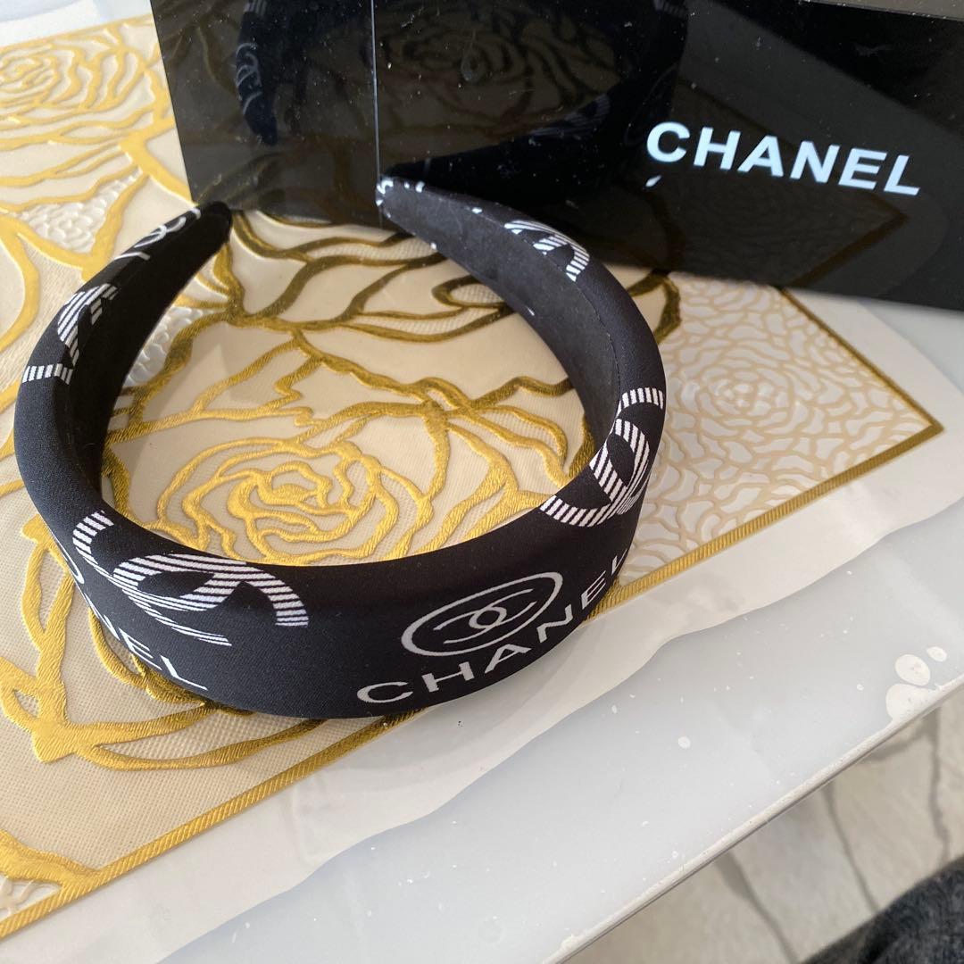 CHANEL ロゴ入り ブラックヘアバンド