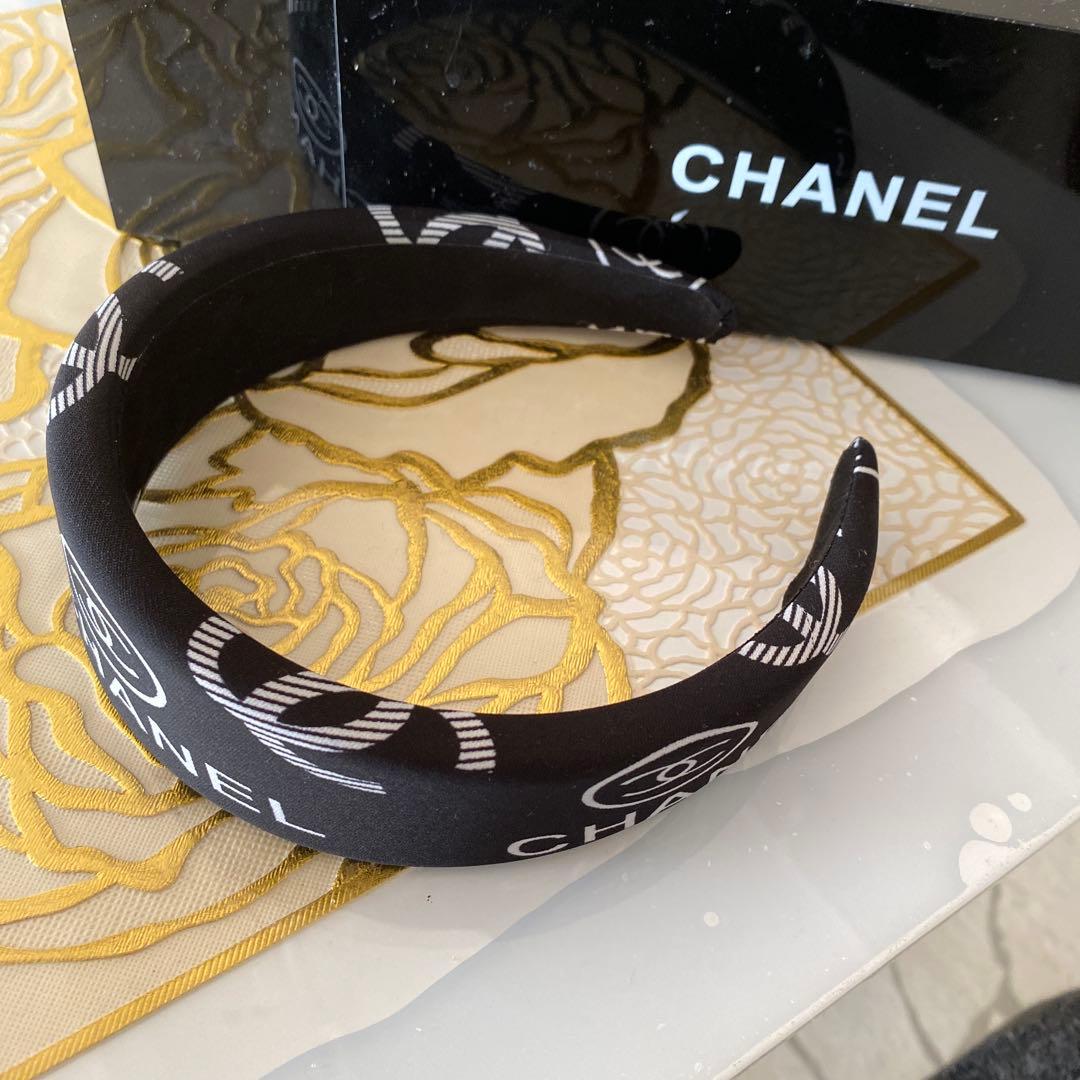 CHANEL ロゴ入り ブラックヘアバンド