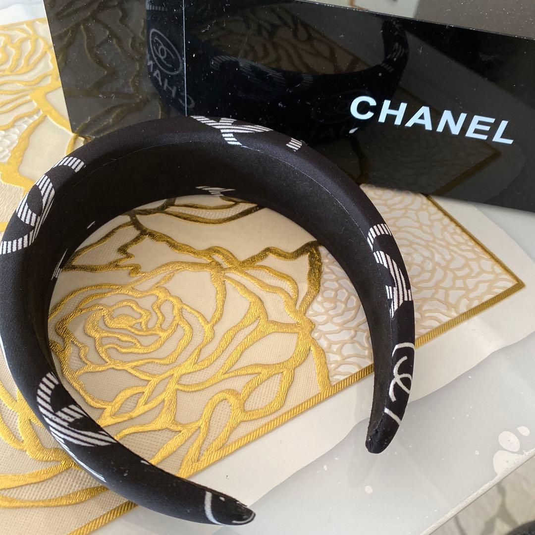 CHANEL ロゴ入り ブラックヘアバンド