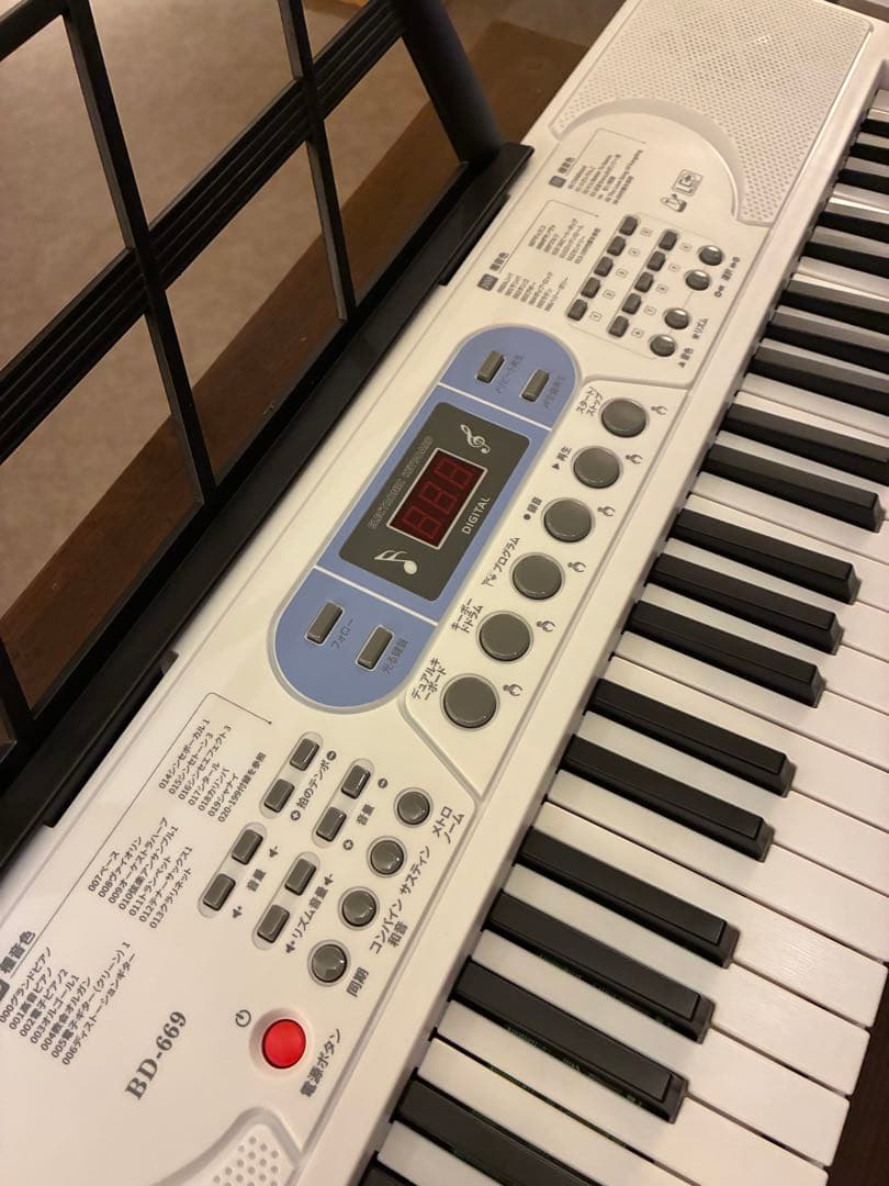 【新品未使用】電子ピアノ 61鍵盤 キーボード 白 軽量