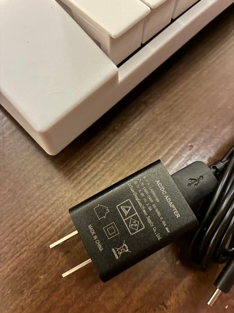 【新品未使用】電子ピアノ 61鍵盤 キーボード 白 軽量