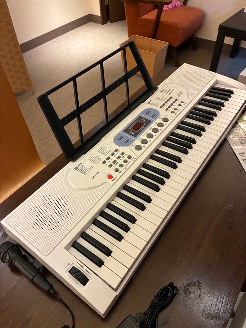【新品未使用】電子ピアノ 61鍵盤 キーボード 白 軽量