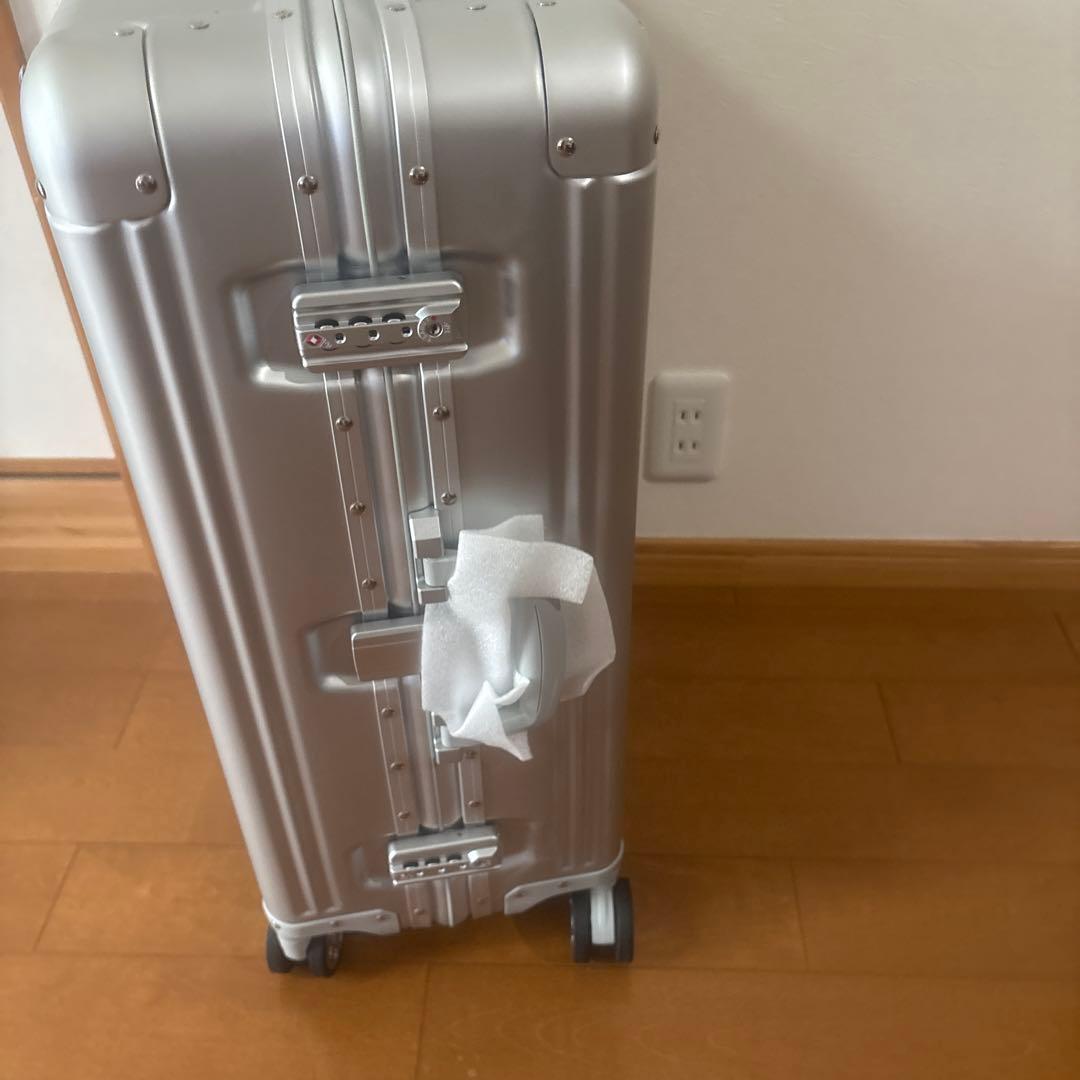 メルセデスベンツ　シルバーキャリーケース　６５Ｌ　新品　４輪
