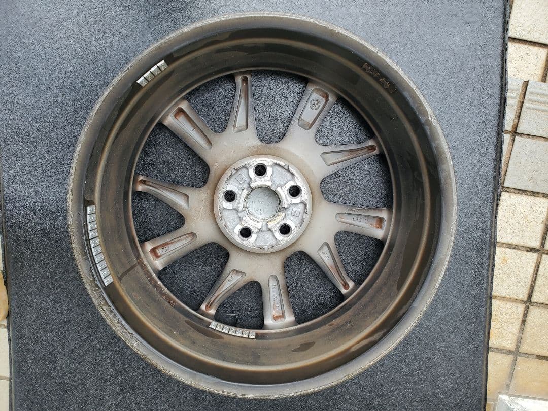 トヨタプリウスPHEV 19インチ ホイール