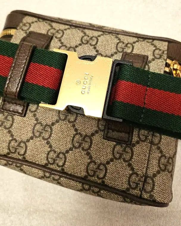 GUCCI GGボディバッグストラップ付き