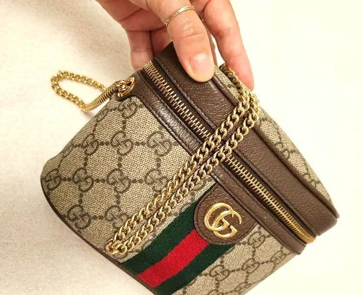 GUCCI GGボディバッグストラップ付き