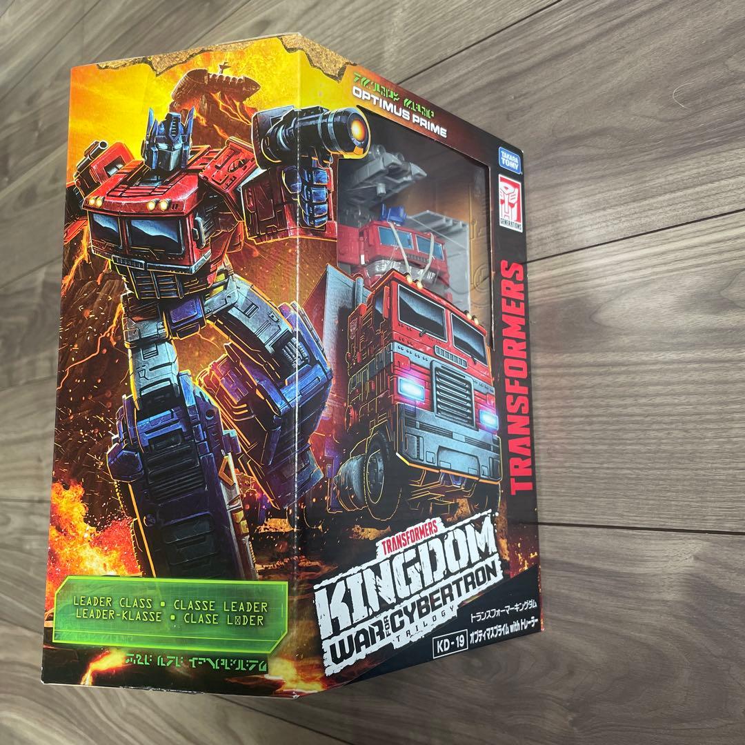 トランスフォーマーキングダム　KD-19 オプティマスプライムwithトレーラー