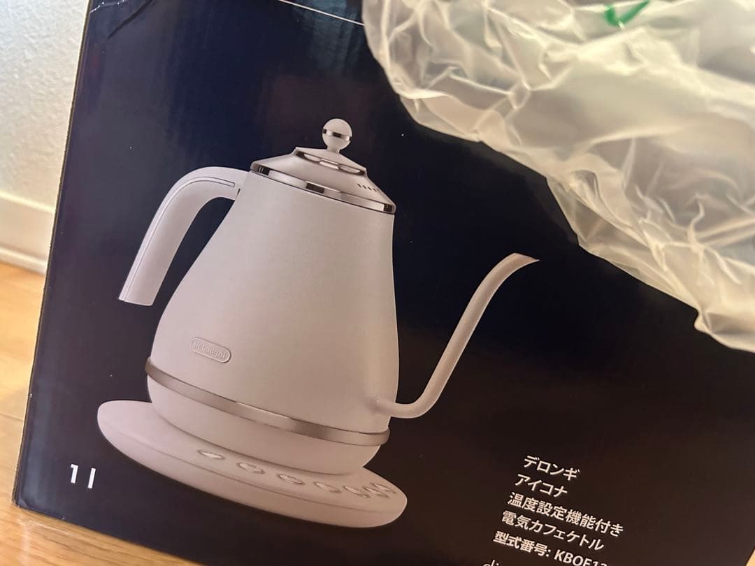 新品未使用品　DeLonghi デロンギ　KBOE1230J-W 電気ケトル
