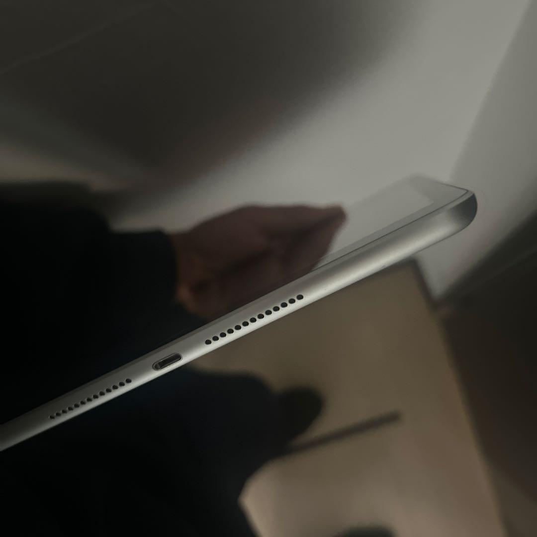 iPad 第9世代 Wi-Fiモデル 64GB シルバー　本体