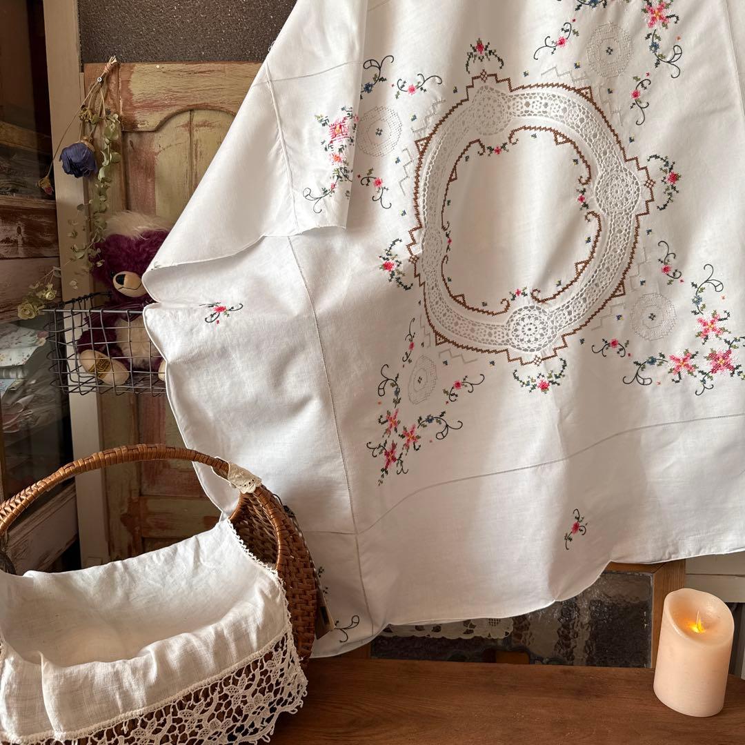 SALE❣️アンティークஐ⋆*花柄刺繍のテーブルクロス