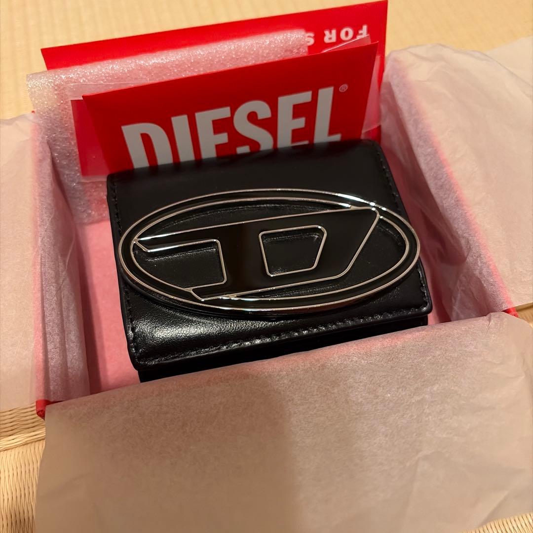 ロゴ付き黒レザー三つ折り財布