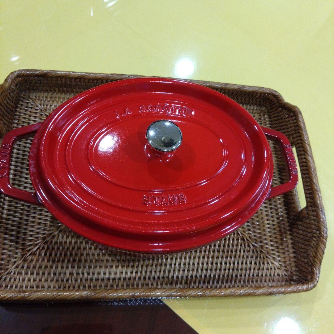 STAUB赤い鋳鉄製オーバル鍋