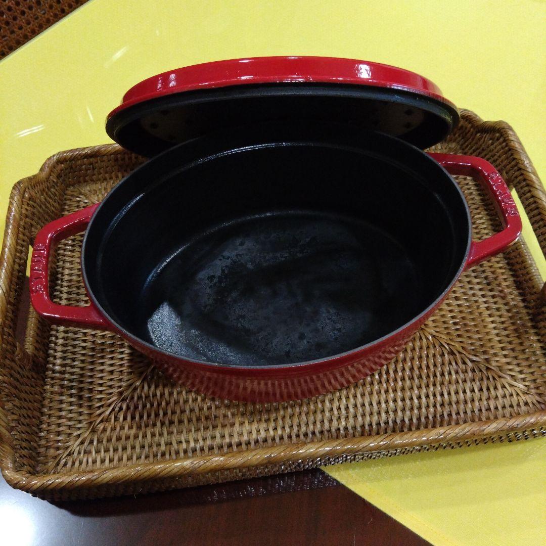 STAUB赤い鋳鉄製オーバル鍋
