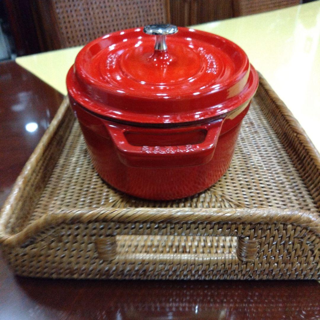 STAUB赤い鋳鉄製オーバル鍋