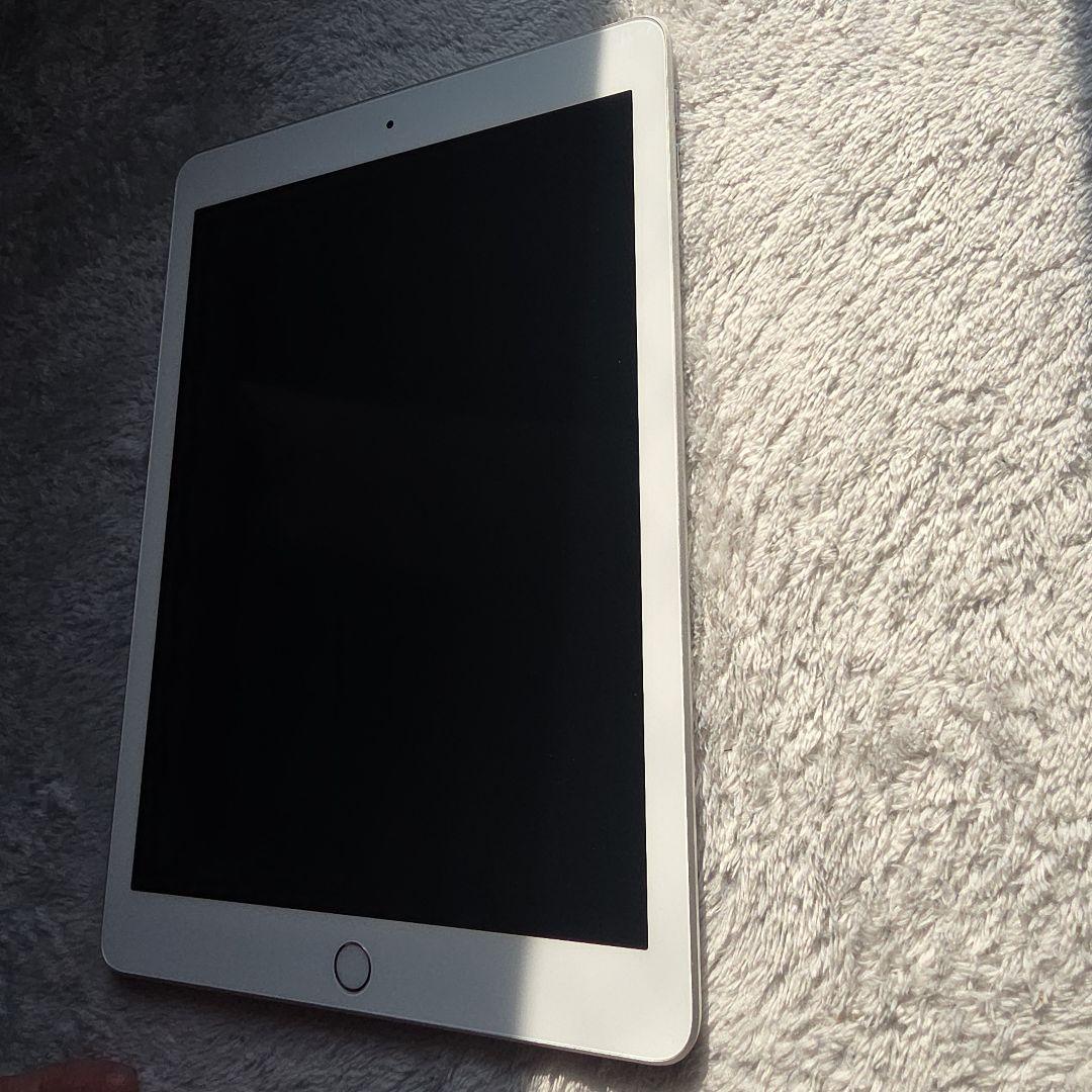 iPad6 32GBシルバー 第6世代 2018モデル 折り畳みカバー付き