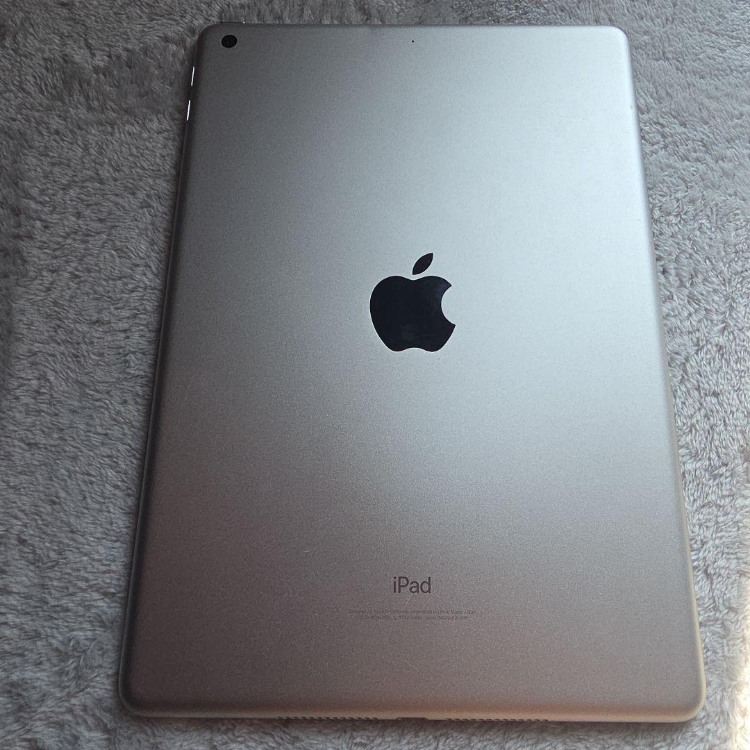 iPad6 32GBシルバー 第6世代 2018モデル 折り畳みカバー付き