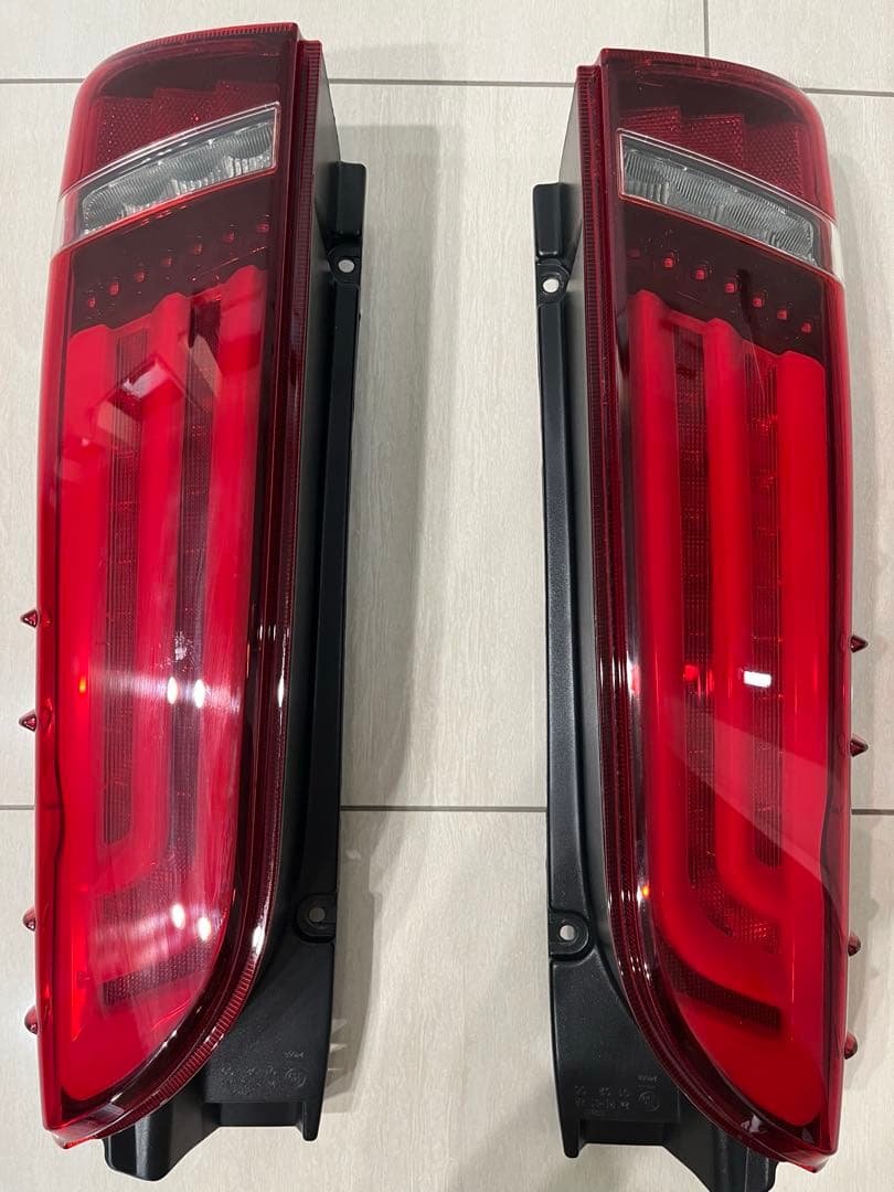 #ヴァレンティ　ジュエルLEDテールランプ　ULTRA Z 200系ハイエース